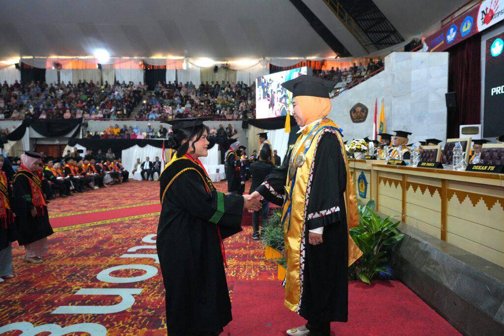 Lusia Dhea Mutiara, Mahasiswa Agribisnis Berhasil Meraih Predikat Wisudawan Terbaik I program Sarjana Pada Wisuda Periode VIII Tahun 2024/2025 (Dok.Humas Unila)