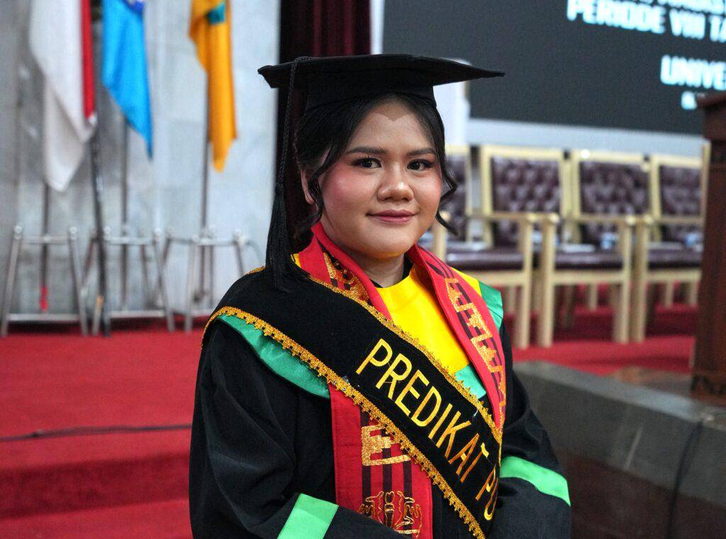 Lusia Dhea Mutiara, Mahasiswa Agribisnis Berhasil Meraih Predikat Wisudawan Terbaik I program Sarjana Pada Wisuda Periode VIII Tahun 2024/2025