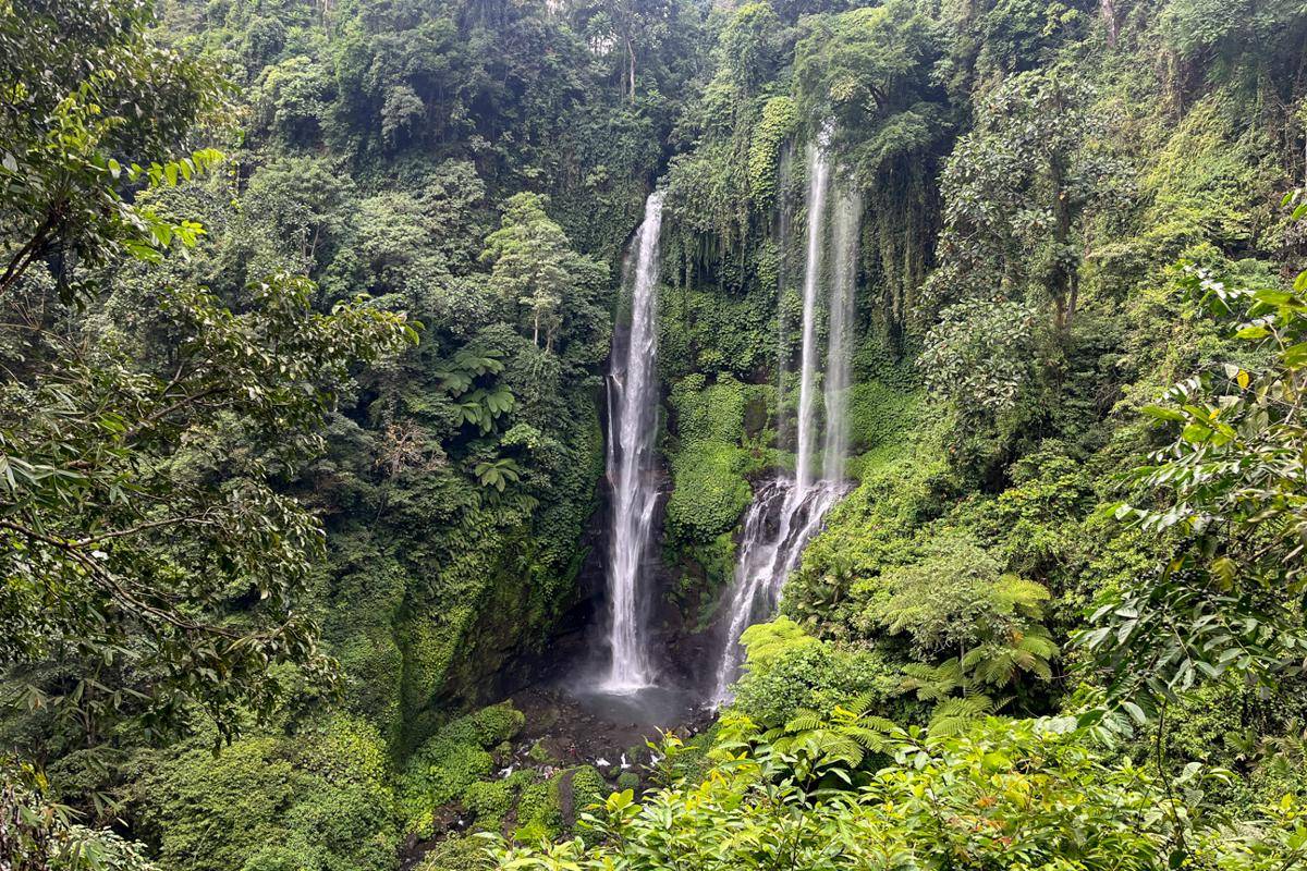 Air Terjun Sekumpul yang dikelilingi tebing hijau (dok.pribadi/Natalia Indah)
