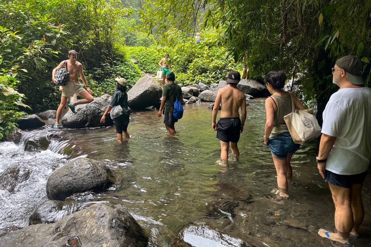 sungai kecil di dekat air terjun (dok.pribadi/Natalia Indah)