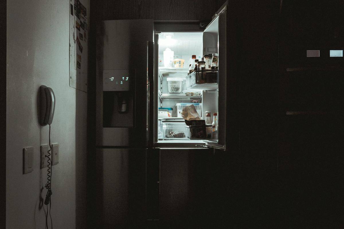 ilustrasi smart refrigerator
