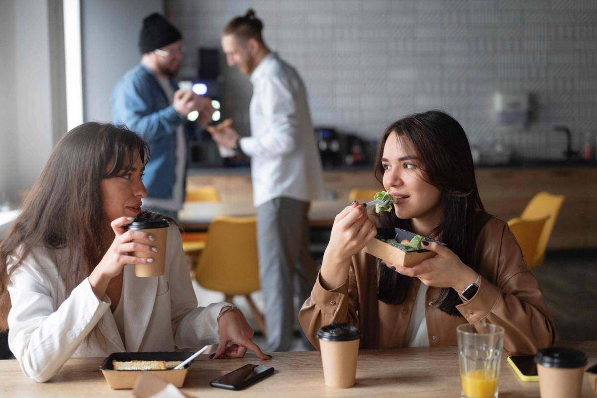 ilustrasi makan siang dengan teman kantor (freepik.com/freepik)