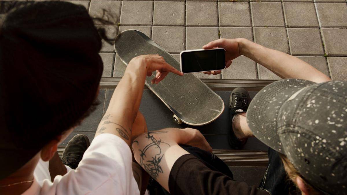ilustrasi memperlihatkan smartphone (pexels.com/Artem Podrez)