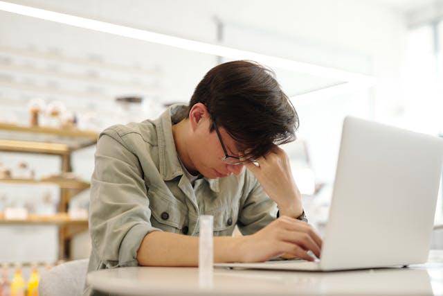 ilustrasi alami burnout (pexels.com/Edward Jenner)