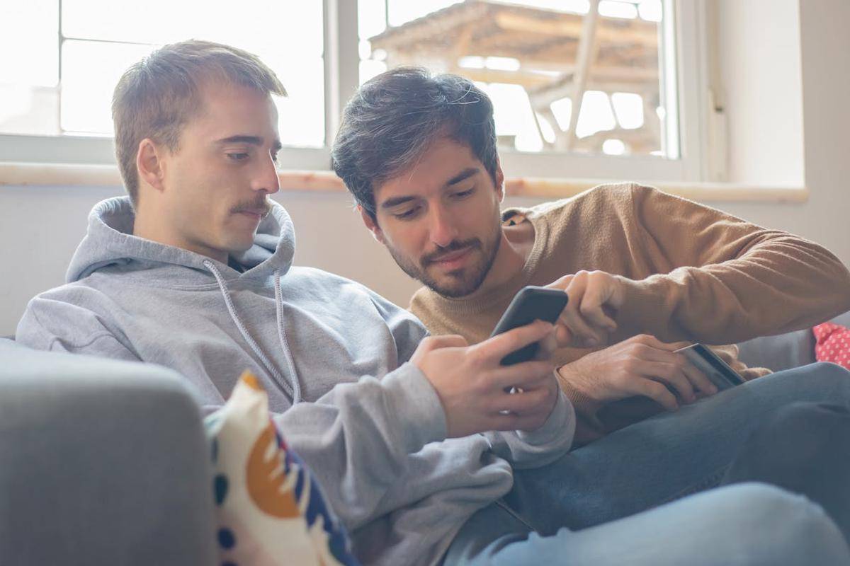 ilustrasi menggunakan smartphone (pexels.com/Kampus Production)