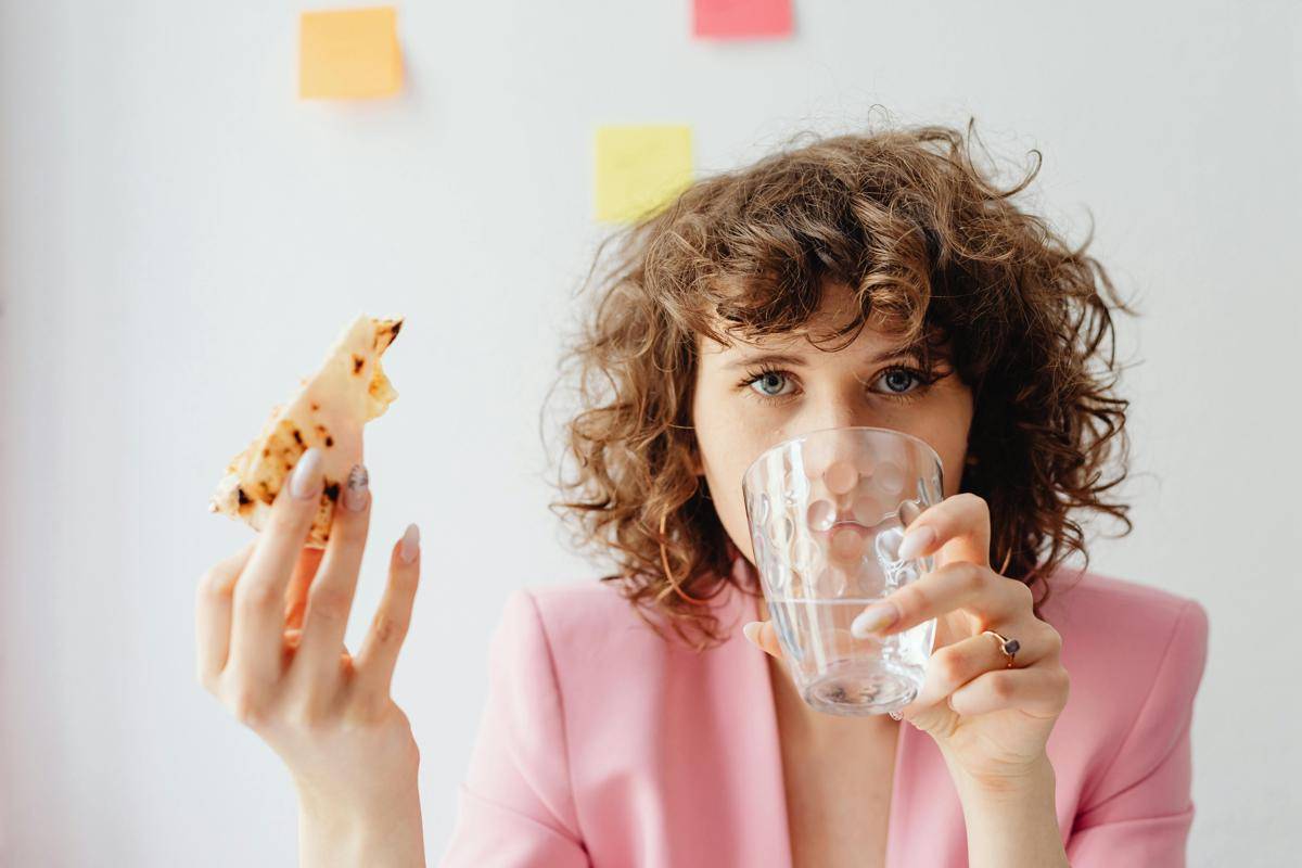 ilustrasi sedang minum segelas air (pexels.com/Photo by Kaboompics.com)