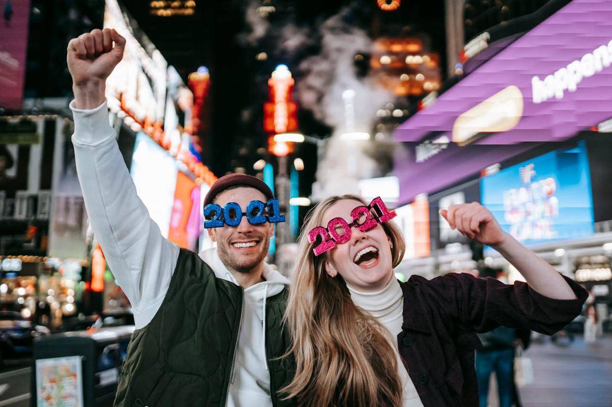 Momen dunia menyatu di Times Square saat malam tahun baru. (Pexels/Katerina Holmes)