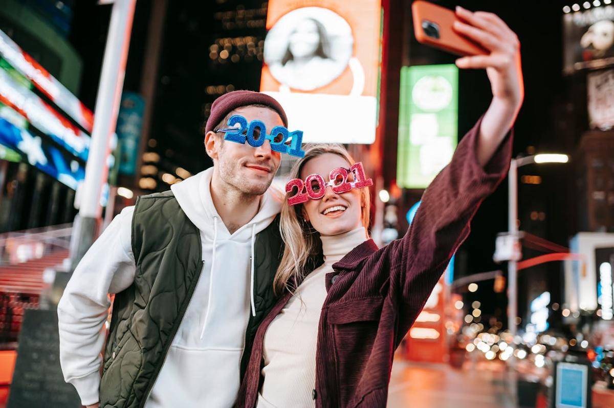 Momen dunia menyatu di Times Square saat malam tahun baru. (Pexels/Katerina Holmes)