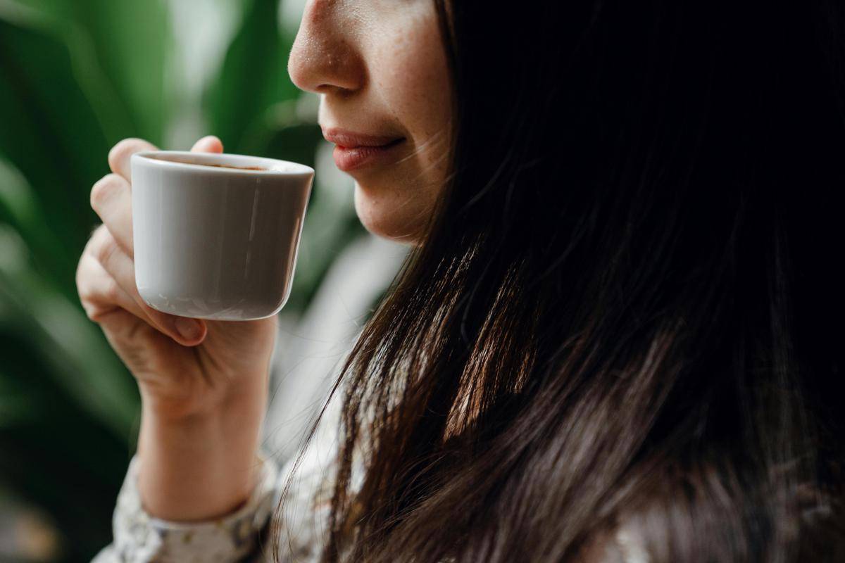 ilustrasi minum kopi (pexels.com/Ketut Subiyanto)