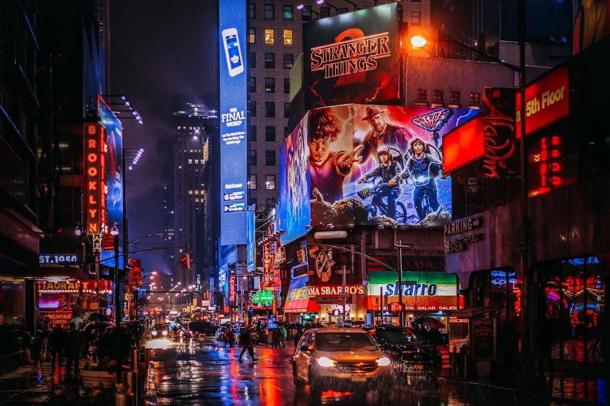 Momen dunia menyatu di Times Square saat malam tahun baru. (Pexels/Yuting Gao)