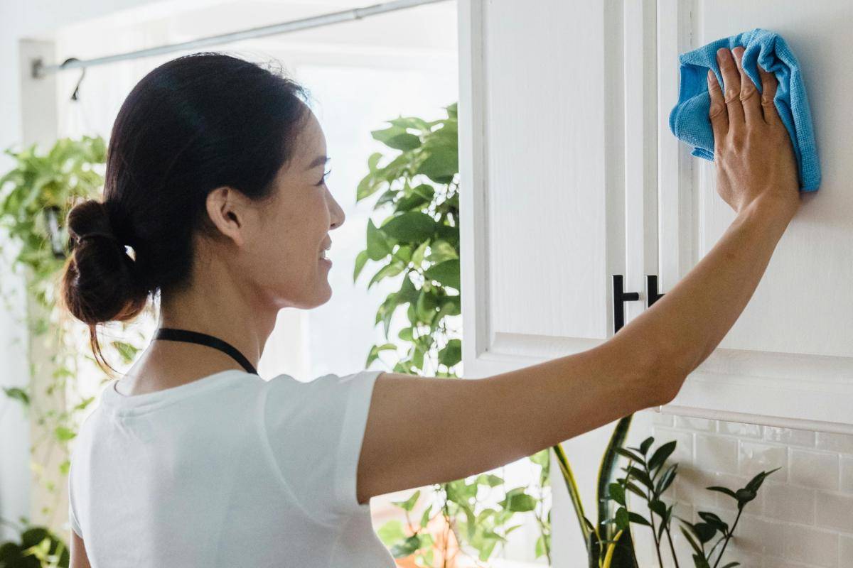 ilustrasi perempuan membersihkan kabinet dapur (pexels.com/Liliana Drew)