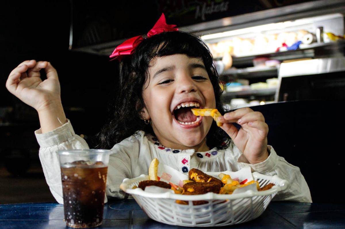 ilustrasi anak makan