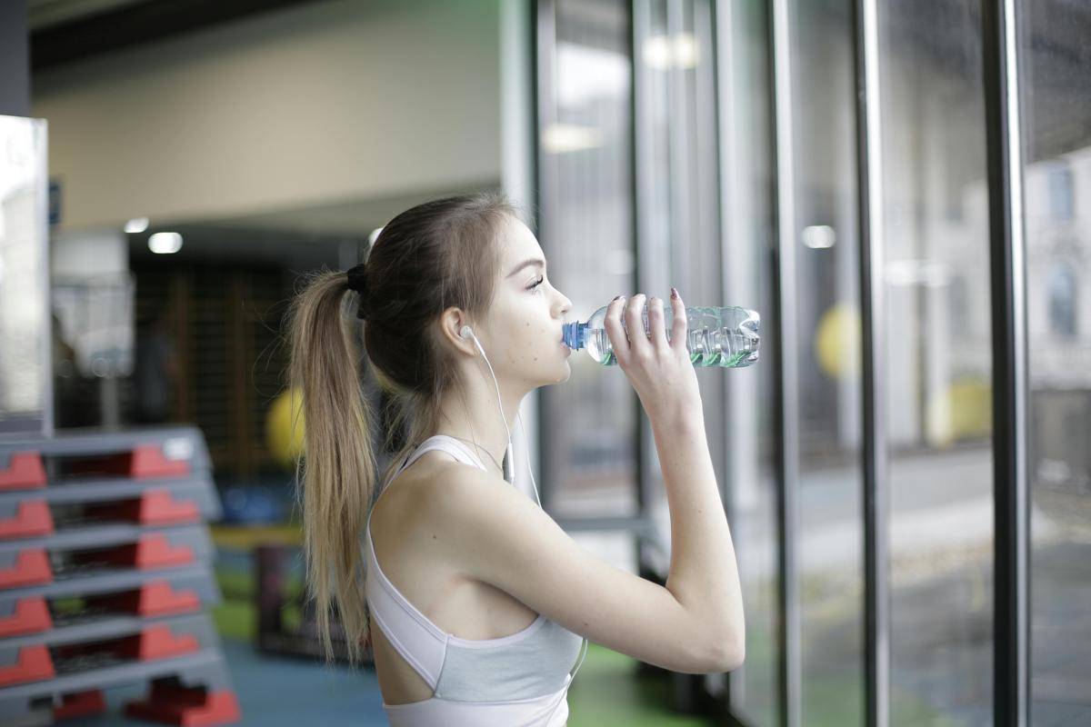 ilustrasi sedang minum dari botol (pexels.com/Andrea Piacquadio)