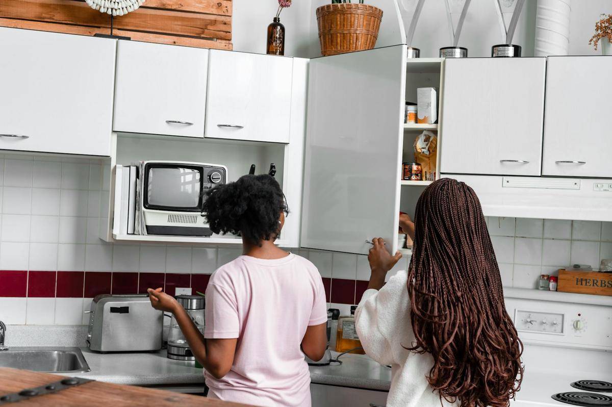 ilustrasi wanita di dapur (pexels.com/PNW Production)