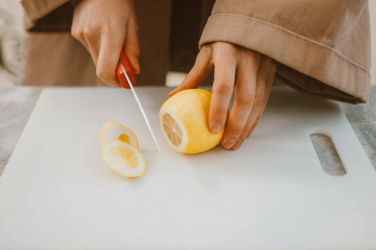 ilustrasi mengiris lemon (pexels.com/ROMAN ODINTSOV)