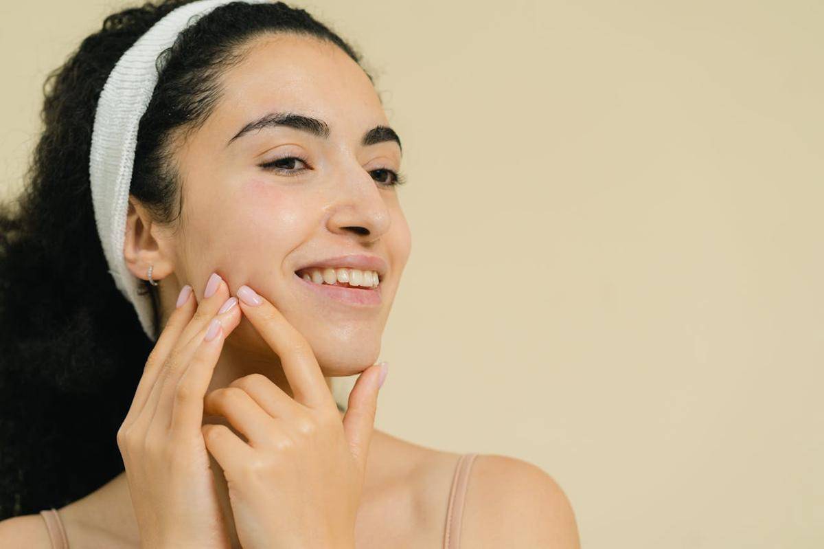 ilustrasi memilih skincare sesuai kebutuhan kulit (pexels.com/SHVETS production)