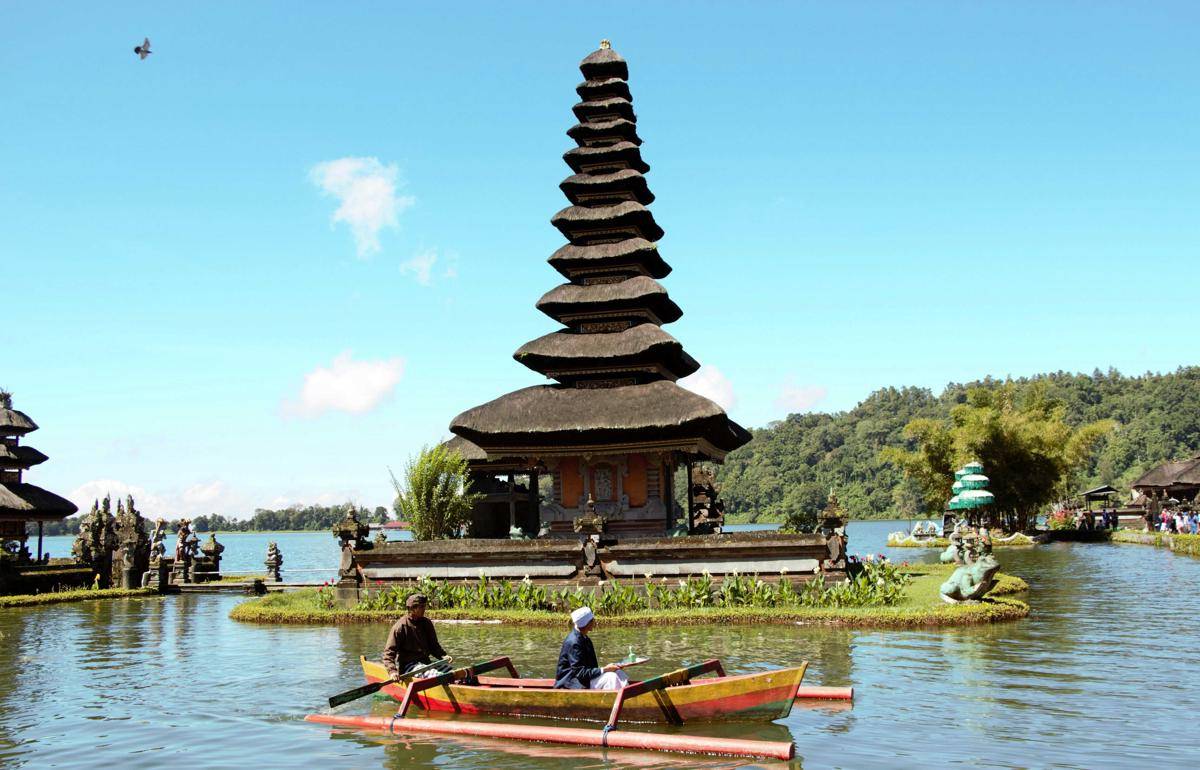 ilustrasi pura di Bali (unsplash.com/Reena Yadav)