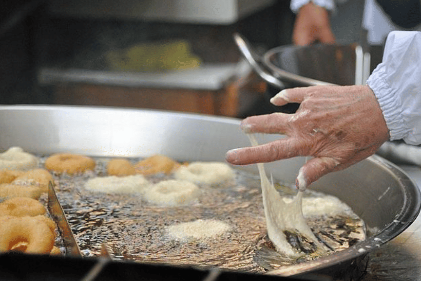 potret menggoreng donat