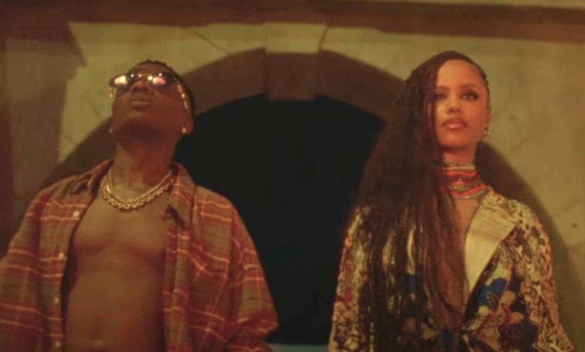 Tyla dan Wizkid dalam video musik "DYNAMITE"
