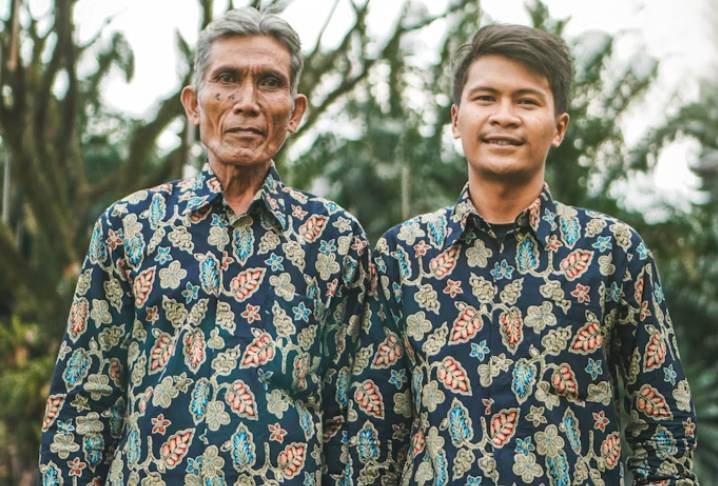 illustrasi pria dengan batik (unsplash.com/Marsha Dhita)