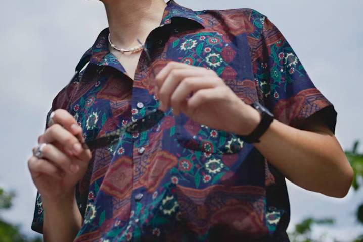 illustrasi pria dengan batik (unsplash.com/Spencer Lee)