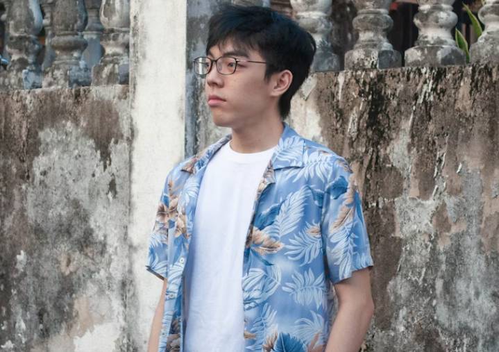 illustrasi pria dengan batik (unsplash.com/Joshua Loh)