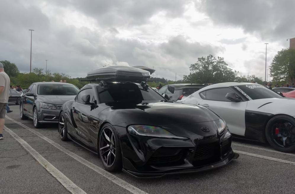 illustrasi mobil dengan roof rack (unsplash.com/Ben Duke)