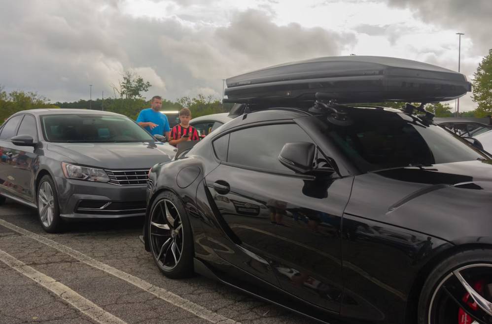 illustrasi mobil dengan roof rack (unsplash.com/ Ben Duke)
