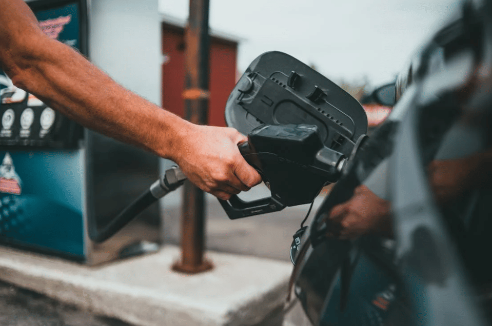 illustrasi mengisi bensin mobil (pexels.com/Erik Mclean)