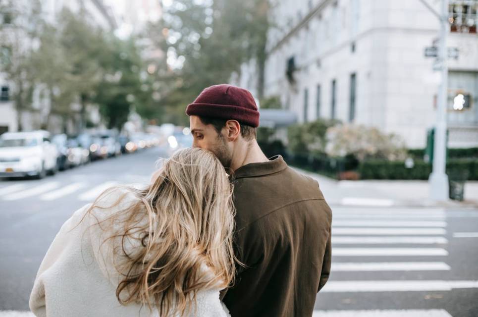 illustrasi pasangan romantis (pexels.com/Katerina Holmes)