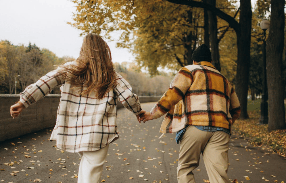 illustrasi pasangan romantis (pexels.com/Maksim Goncharenok)