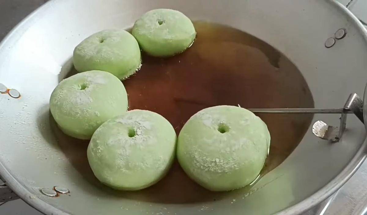 ilustrasi menggoreng donat pandan susu