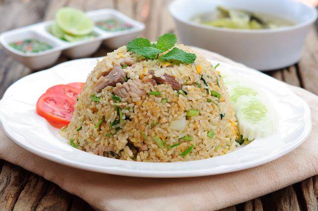 ilustrasi nasi goreng telur asin