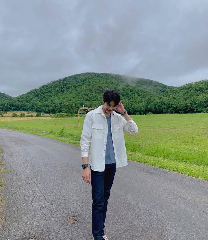 outfit layering ala Earth Pirapat (instagram.com/theearthe)