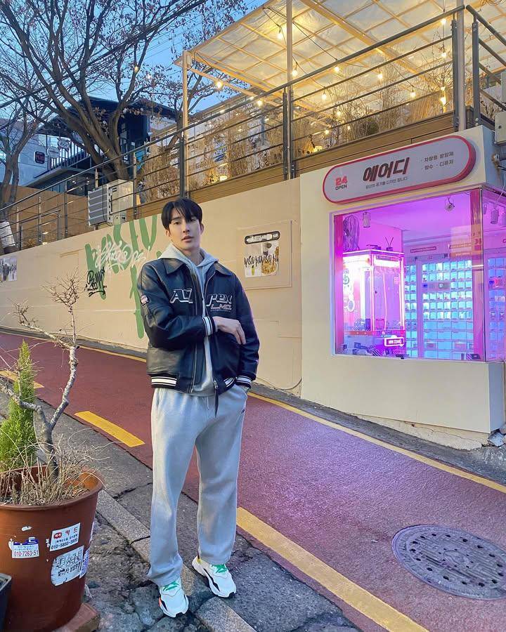 outfit layering ala Earth Pirapat (instagram.com/theearthe)