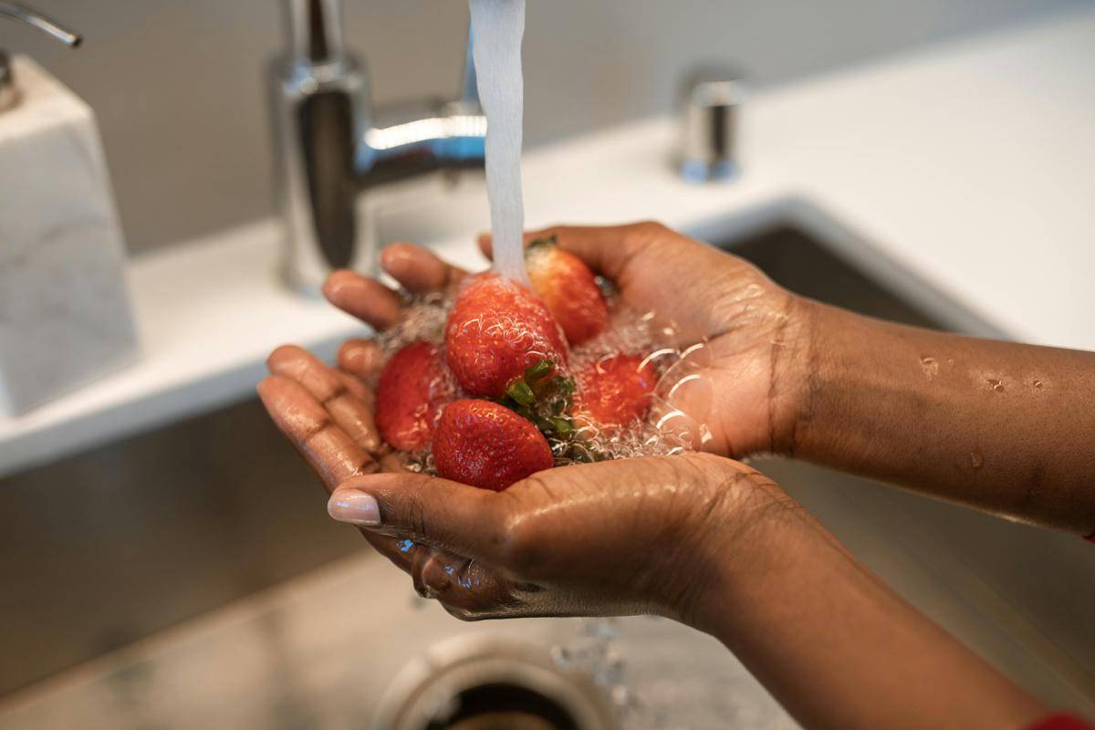 ilustrasi mencuci buah (pexels.com/RDNE Stock project)