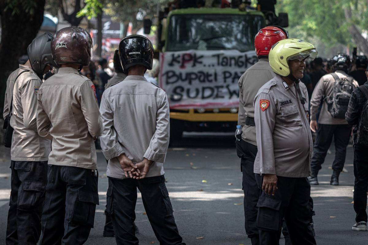antarafoto-pengamanan-aksi-kirim-surat-massal-ke-kpk-di-pati-1756115690.jpg