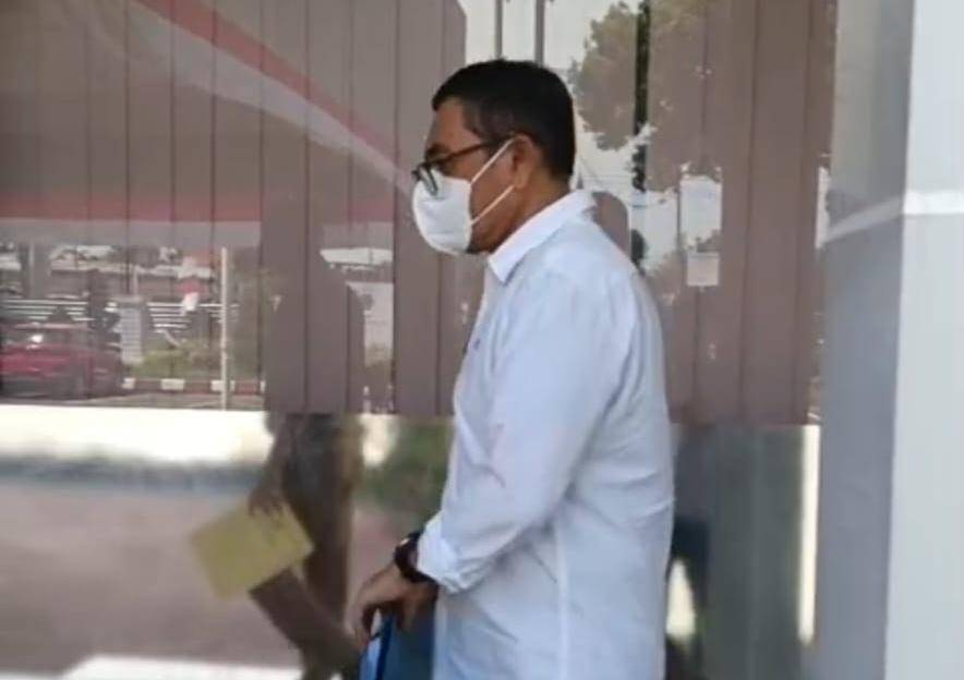 Kepala BPKAD Erwin Toga memasuki ruangan penyidik kejari binjai terkait fiskal (IDN Times/Bambang Suhandoko)