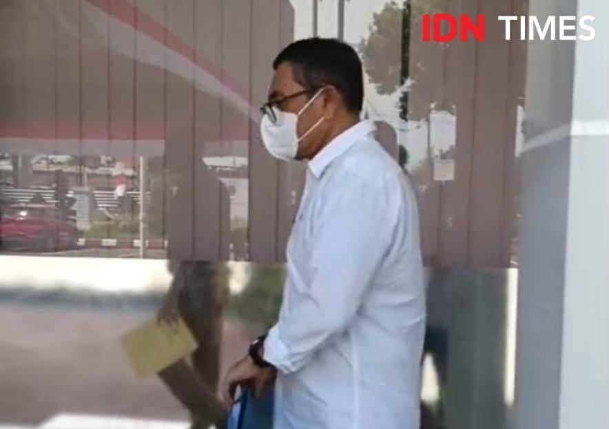 Kepala BPKAD Erwin Toga memasuki ruangan penyidik kejari binjai terkait fiskal (IDN Times/Bambang Suhandoko)