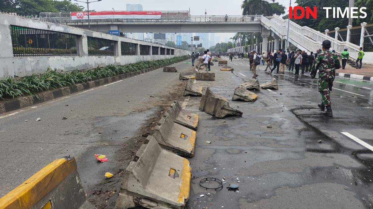 pembatas jalu transjakarta rusak akibat demo hari ini