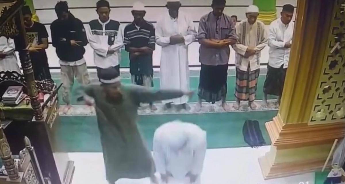 Detik-detik seorang imam masjid di Morowali Utara, Sulawesi Tengah (Sulteng), ditikam orang tidak dikenal, Senin (25/8/2025) subuh/Tangkapan layar video