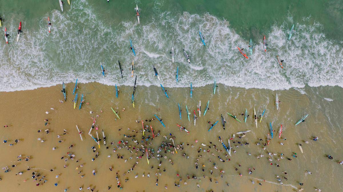 Potret pantai yang dipadati pengunjung