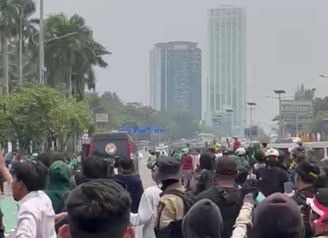 Mobil Polisi tahan pelajar saat massa demo di Gedung DPR/MPR RI, Senayan, Jakarta Pusat, Senin (25/8/2025) siang. (IDN Times/Yosafat Diva Bayu Wisesa)