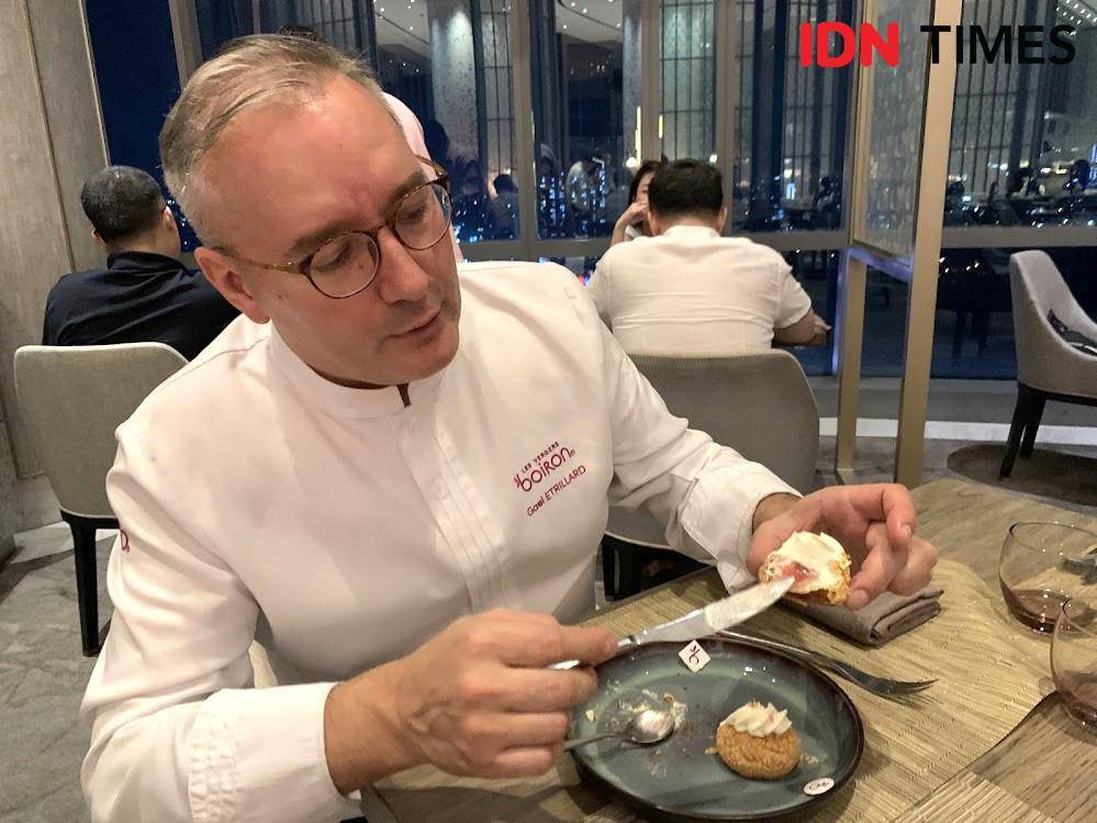 Chef Gaël Etrillard menunjukkan cara menyantap Coconut Choux a la Creme di acara Kitchen Take Over bertajuk "Sweet Night in Paris" Jumat (22/8/2025)