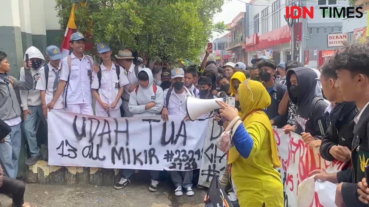 Orang tua demo di SMPN 13 Bekasi