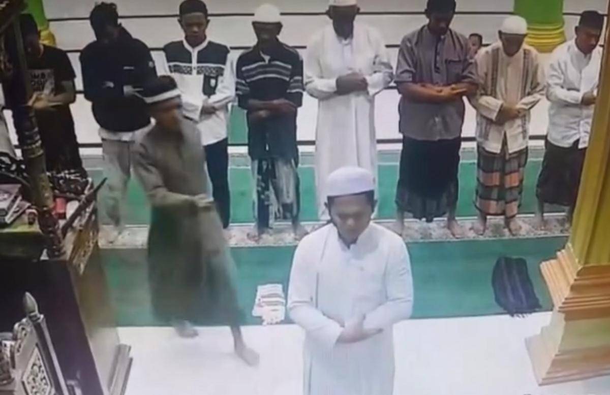 Detik-detik seorang imam masjid di Morowali Utara, Sulawesi Tengah (Sulteng), ditikam orang tidak dikenal, Senin (25/8/2025) subuh/Tangkapan layar video