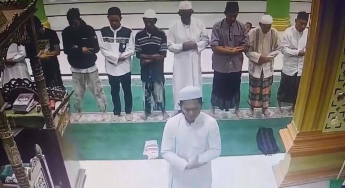 Detik-detik seorang imam masjid di Morowali Utara, Sulawesi Tengah (Sulteng), ditikam orang tidak dikenal, Senin (25/8/2025) subuh/Tangkapan layar video