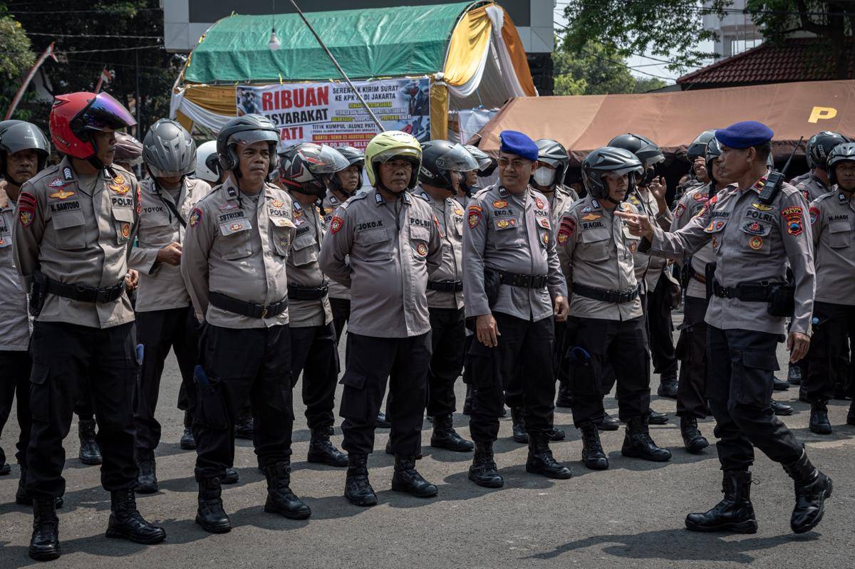 antarafoto-pengamanan-aksi-kirim-surat-massal-ke-kpk-di-pati-1756115696.jpg