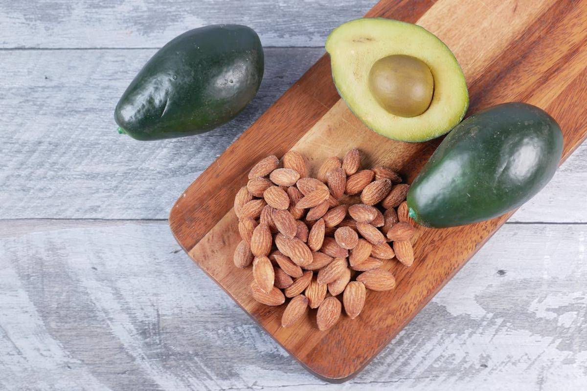 Lemak sehat dari alpukat dan kacang-kacangan. (pexels.com/Towfiqu barbhuiya)