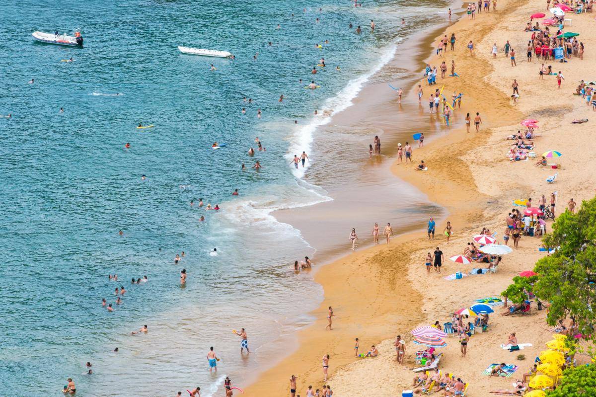 Potret pantai yang dipadati pengunjung
